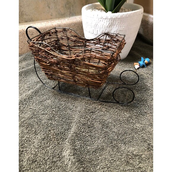 Rustic Sleigh full of Christmas ornaments - Picture 10 of 10